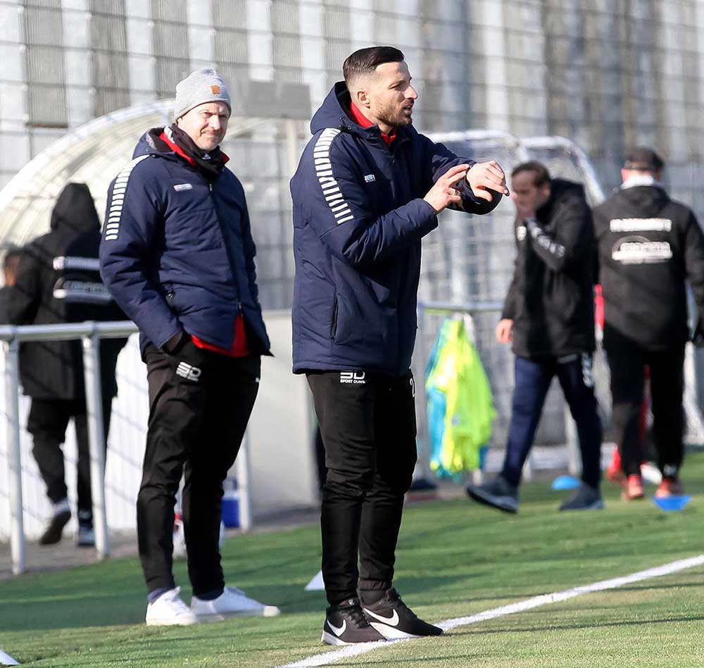 Kronshagens Trainer Liridon Imeri zeigt an, die Zeit ist langsam überreif für den ersten Sieg.