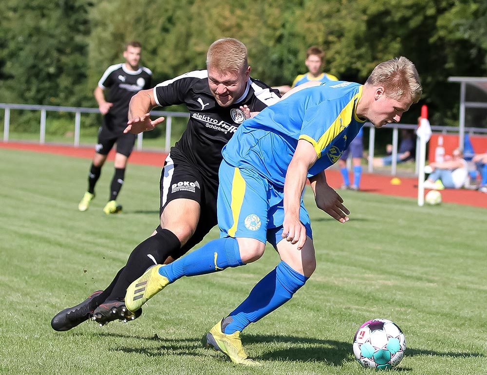 Marten Biss (vorne) und Dersau hatten kein Kryptonit gegen Florian Stahl (Szene aus dem Hinspiel gegen Nico Schuemann). © Ismail Yesilyurt