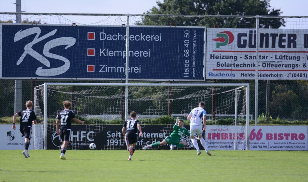 Felix Knuth (TUS Rotenhof) verwandelt den Foulelfmeter zum 1-1 Ausgleich. © 2026 Olaf Wegerich Felix Knuth (TUS Rotenhof) verwandelt den Foulelfmeter zum 1-1 Ausgleich. © 2026 Olaf Wegerich
