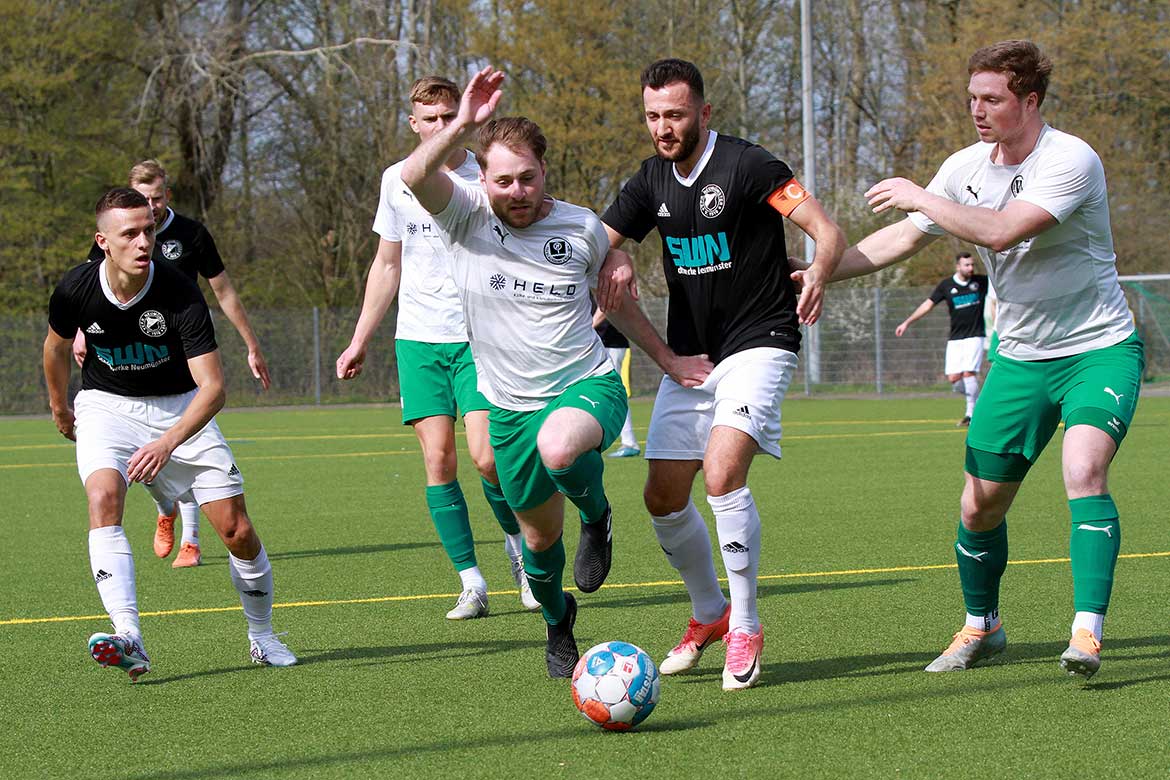 Daniel Grossmann (TSV Klausdorf) hat den Ball von Mika Hirsch (li., VfR Neumünster) erobert. Erdogan Cumur (2. v. r.) und Jonathan Beeck (re.) sind dabei. © 2023 Ismail