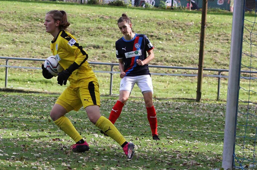 Erledigten ihre Aufgaben fast fehlerfrei – Keeper Chiara Leimgrübler und Johanna Labuj (Archivfoto). Erledigten ihre Aufgaben fast fehlerfrei - Keeper Chiara Leimgrübler und Johanna Labuj (Archivfoto).