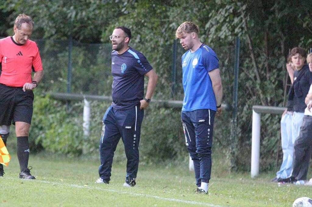 Das Suchsdorfer Trainerduo Mischa Wolf (li.) und Dennis Guscinas holt sich im Stadtderby den ersten Saisonsieg. © 2025 Ismail Yesilyurt