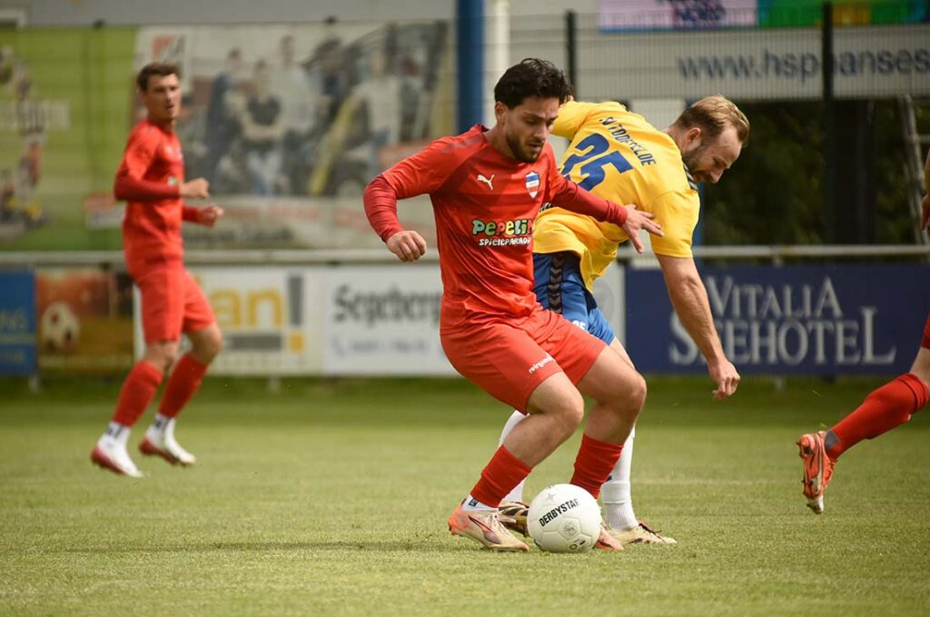 Ömer Sönmez (Inter Türkspor Kiel) gegen Jan-Marc Schneider (SV Todesfelde). © 2025 Olaf Wegerich Ömer Sönmez (Inter Türkspor Kiel) gegen Jan-Marc Schneider (SV Todesfelde). © 2025 Olaf Wegerich