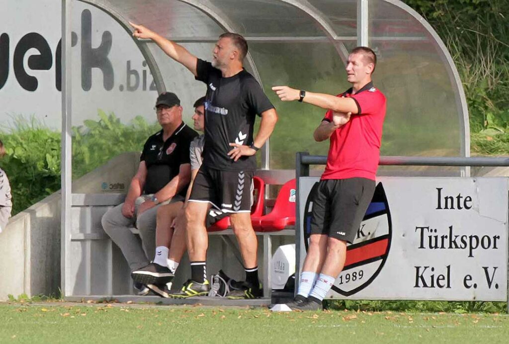 Flensburgs  Spielertrainer Tim Wulff (re.) gab in Eckernförde aktiv auf dem Spielfeld Anweisungen und verkürzte selbst auf 2:3. © 2023 Ismail Yesilyurt