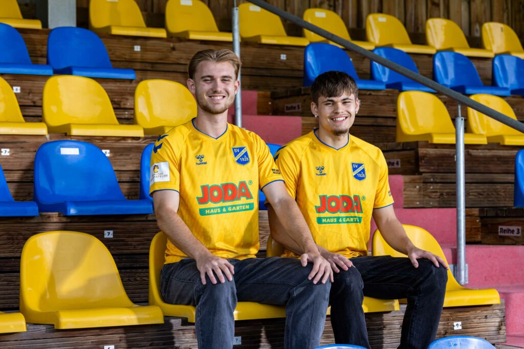 Schon im blau-gelben Regionalliga-Fieber – Tyler Körting und Leif Thele (re.). © 2024 SV Todesfelde-Sönke Ehlers Schon im blau-gelben Regionalliga-Fieber - Tyler Körting und Leif Thele (re.). © 2024 SV Todesfelde-Sönke Ehlers