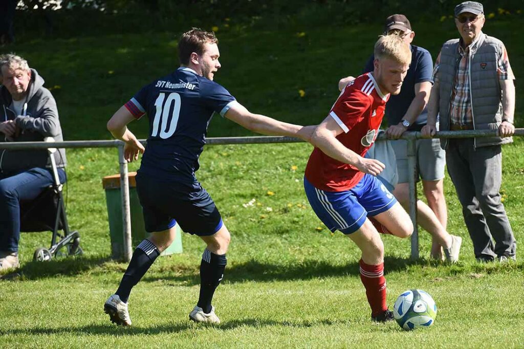 Lars Brettschneider (li., Tungendorf), hier gegen Jonas Bischoff (Lägerdorf), beendet seine Karriere. © 2023 Olaf Wegerich