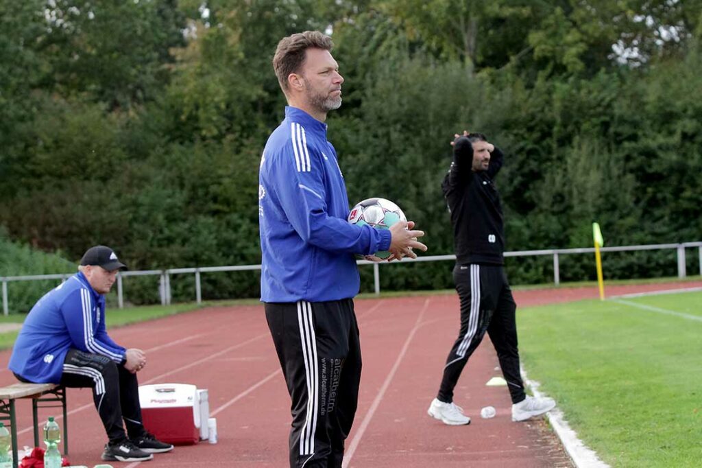 Gunnar Clausen (SV Dörpum) hat sein Team gut eingestellt. Bei einer ausgezeichneten Leistung fehlte nur ein bisschen Glück. © 2023 Ismail Yesilyurt