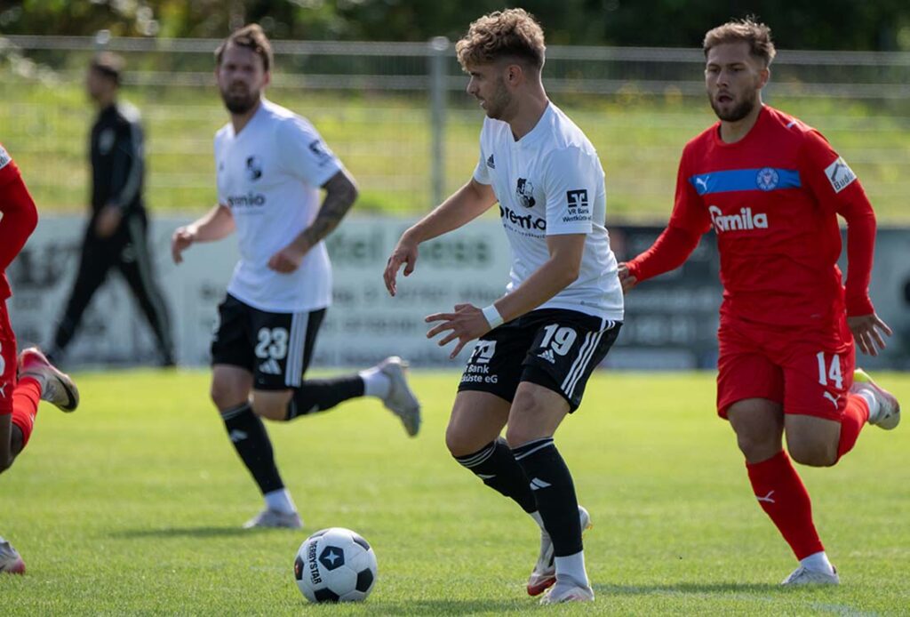 Jannis Hinz (Heider SV) verfolgt von Cengizhan Koc (Holstein Kiel II). © 2025 Volker Schlichting Jannis Hinz (Heider SV) verfolgt von Cengizhan Koc (Holstein Kiel II). © 2025 Volker Schlichting