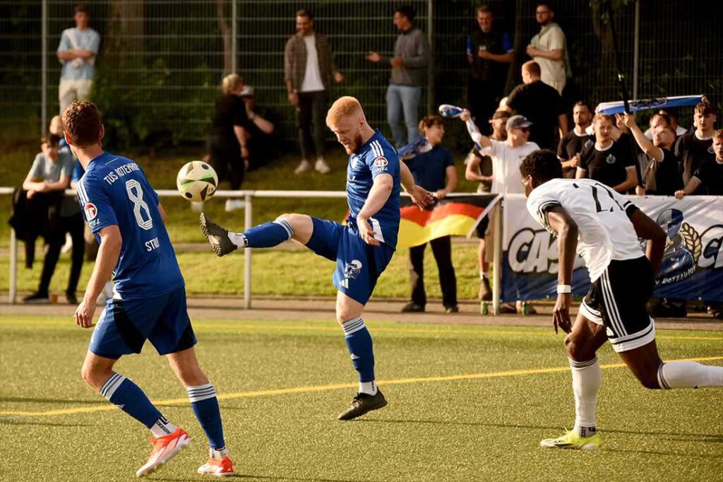 Neuzugang Jark Decker (TuS Rotenhof) klärt vor Arthur Inaka (1. FC Phönix Lübeck). © 2025 Olaf Wegerich Neuzugang Jark Decker (TuS Rotenhof) klärt vor Arthur Inaka (1. FC Phönix Lübeck). © 2025 Olaf Wegerich