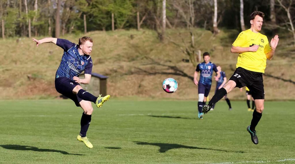 Den Schlusspunkt setzte Saxonias Arne Duggen (li.), der in der Nachspielzeit fast den Spitzenreiter geschockt hätte, rechts Torben Blechenberg (Wik). © Ismail Yesilyurt