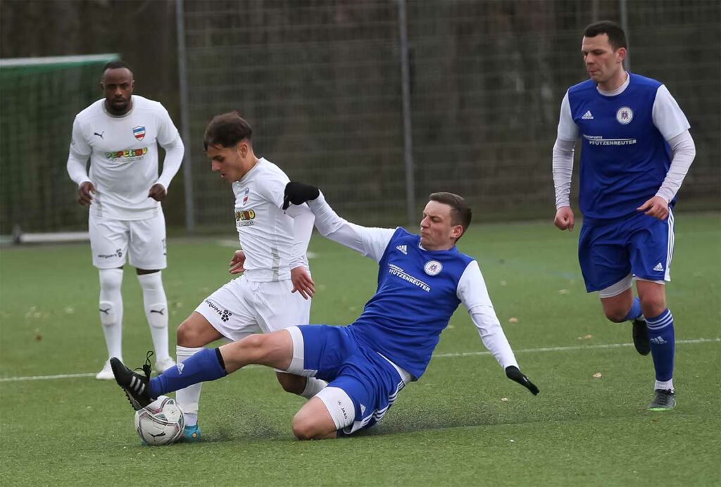 Der eingewechselte A-Jugendliche Mewan Ali (Inter) bekommt gleich die rauhe Spielweise im Herrenbereich durch Lars Brunner vermittelt. © Ismail Yesilyurt