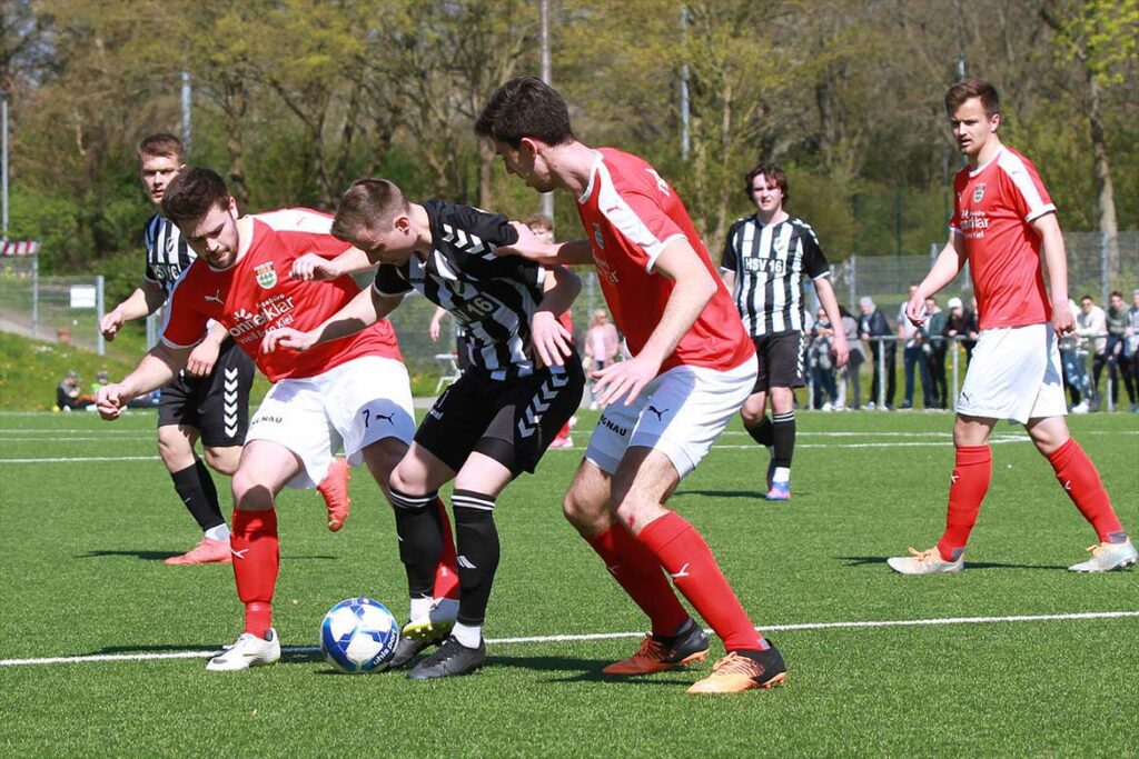 Luca Bertermann (li.) und Silas Barho (TSV Kronshagen) nehmen Yannick Meenken (Heikendorfer SV) in die Zange. © 2023 Ismail Yesilyurt