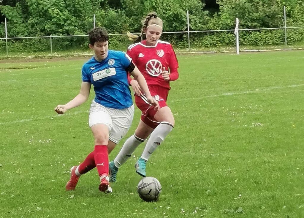 Karoline Meyer (li., Holstein Kiel) spielt den Pass vor Lizzy Weinkauf. Karoline Meyer (li., Holstein Kiel) spielt den Pass vor Lizzy Weinkauf. Michael Felke