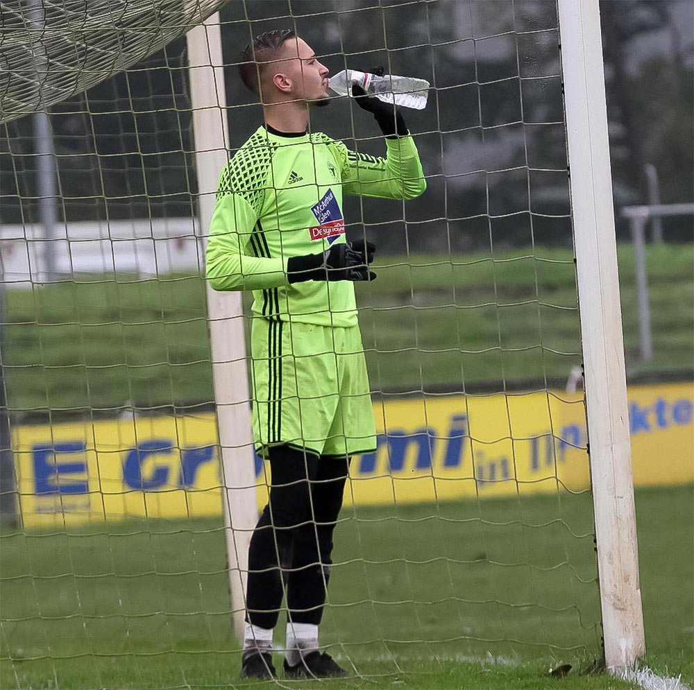VfR-Keeper Kjell Berger musste nach dem Ausgleich einen kräftigen Schluck nehmen. VfR-Keeper Kjell Berger musste nach dem Ausgleich einen kräftigen Schluck nehmen. © Ismail Yesilyurt