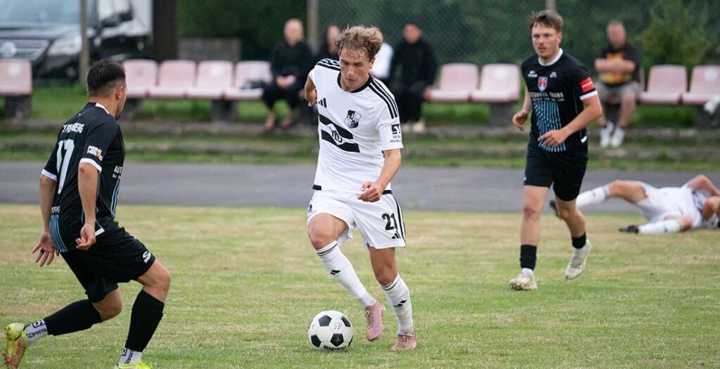 Thede Reimers (Heider SV) am Ball gegen Ömer Akyörük (TBS Pinneberg). © 2026 Volker Schlichting Thede Reimers (Heider SV) am Ball gegen Ömer Akyörük (TBS Pinneberg). © 2026 Volker Schlichting