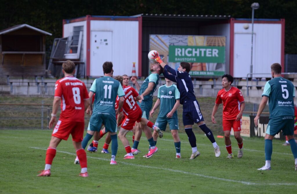 Mats Lüdtke (SV Eichede) pflückt Ben Luca Nohns (PSV) die Kugel vom Kopf. © 2026 Olaf Wegerich Mats Lüdtke (SV Eichede) pflückt Ben Luca Nohns (PSV) die Kugel vom Kopf. © 2026 Olaf Wegerich