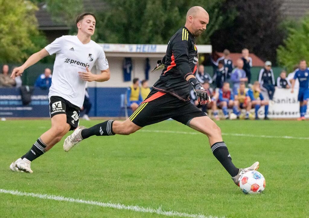 Krempes Torwart Justus Haack kann vor Mats Schaller klären (Heider SV). © 2025 Volker Schlichting Krempes Torwart Justus Haack kann vor Mats Schaller klären (Heider SV). © 2025 Volker Schlichting