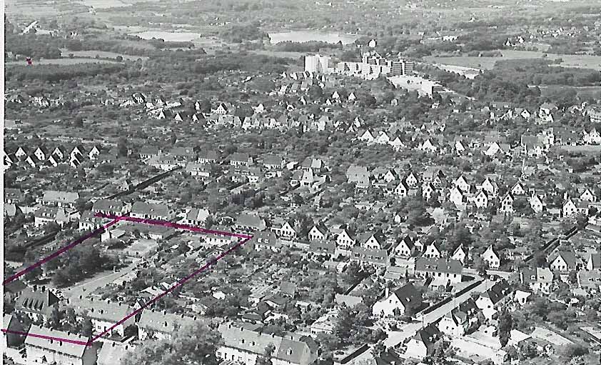 Spurlos verschwunden. Der Blick vom Fernsehturm in den 1970er Jahren lässt keine Rückschlüsse auf den ehemaligen Fußballplatz (markierte Fläche links) mehr zu. Spurlos verschwunden. Der Blick vom Fernsehturm in den 1970er Jahren lässt keine Rückschlüsse auf den ehemaligen Fußballplatz (markierte Fläche links) mehr zu.