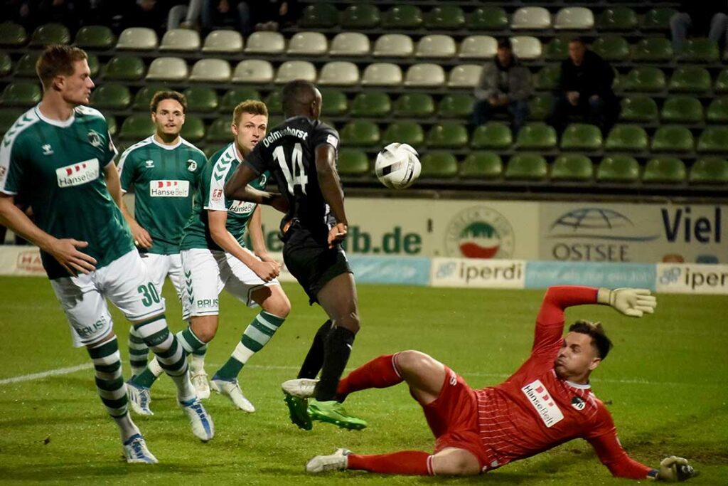 Ousman Touray (Atlas) scheitert an Torhüter Florian Kirschke (VfB Lübeck) © 2022 Olaf Wegerich Ousman Touray (Atlas) scheitert an Torhüter Florian Kirschke (VfB Lübeck) © 2022 Olaf Wegerich