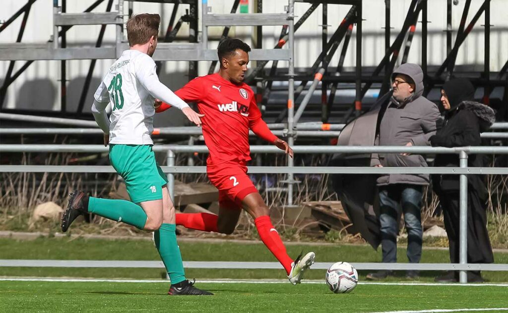 Patrick Amponsah (Kilia Kiel) im Zweikampf mit Jonathan Beeck (li., Klausdorf).