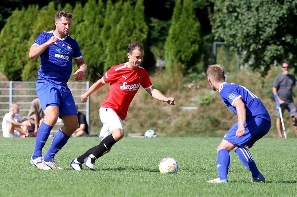 Philipp Schümann (li., TSV Selent), hier gegen seinen Ex-Mitspieler aus Preetzer Oberligazeiten Rouven Lamprecht (RS Kiel) machte das wichtige Tor (Archivfoto). © 2022 Ismail Yesilyurt