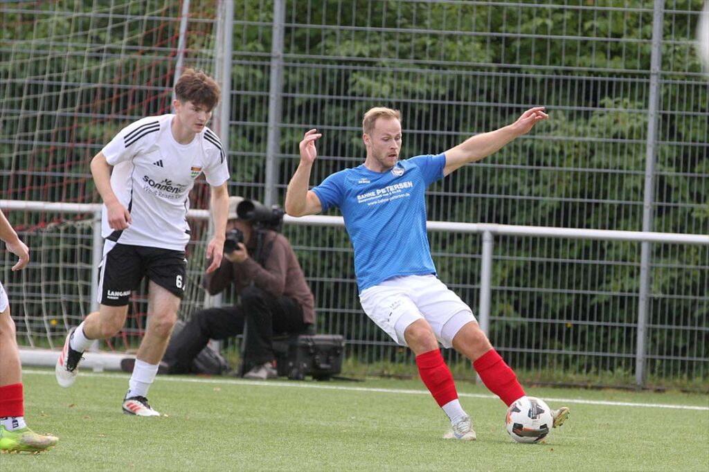 Tobias Zuth (TSB Flensburg) bleibt mit seinem 20. Saisontreffer auf der Jagd auf die Torjägerkanone in Reichweite. © 2025 Ismail Yesilyurt Tobias Zuth (TSB Flensburg) am Ball vor Kjell Schröder (TSV Kronshagen). © 2025 Ismail Yesilyurt