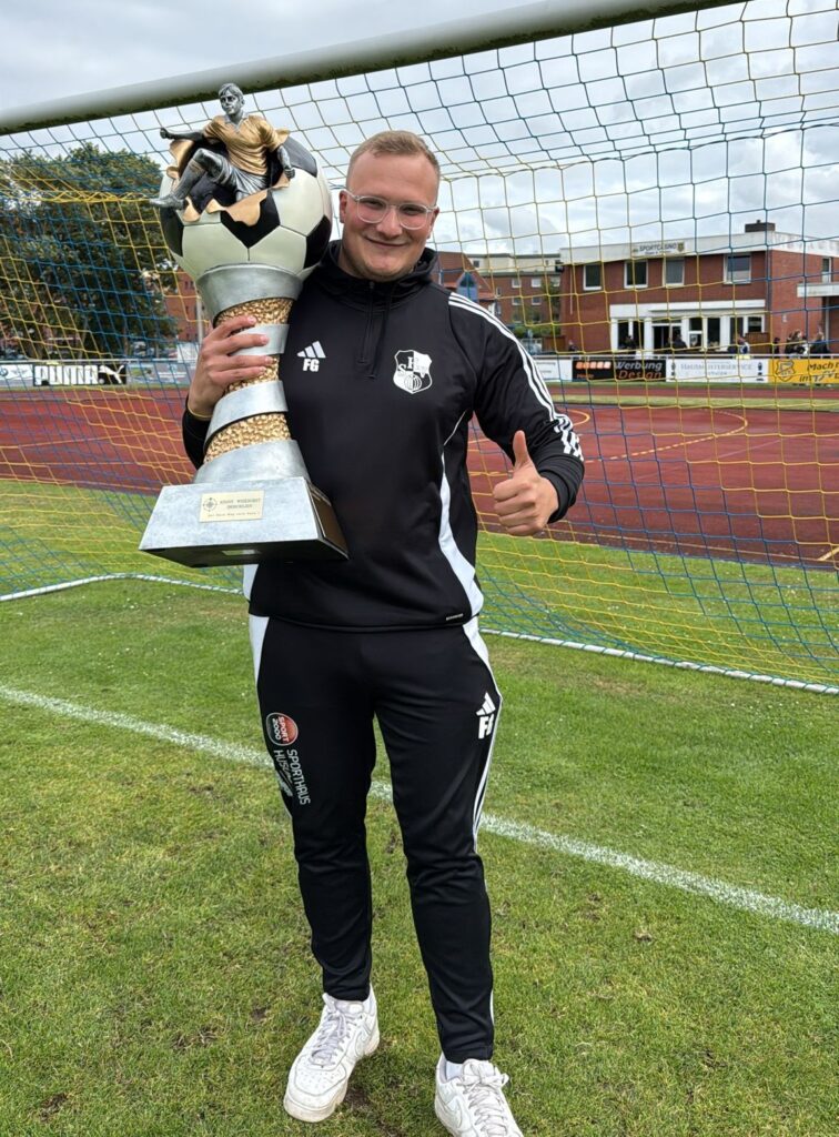 Ligamanager Finn Göttsche sichert den Pokal. © 2026 Volker Schlichting Ligamanager Finn Göttsche sichert den Pokal. © 2026 Volker Schlichting