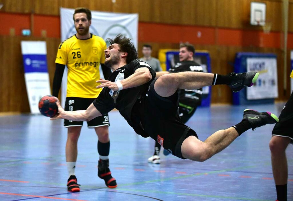 Schmerzhafte Aktion für Johannes Thiesfeld (SG Bordesholm-Brügge). © 2023 Frank Nay Schmerzhafte Aktion für Johannes Thiesfeld (SG Bordesholm-Brügge). © 2023 Frank Nay