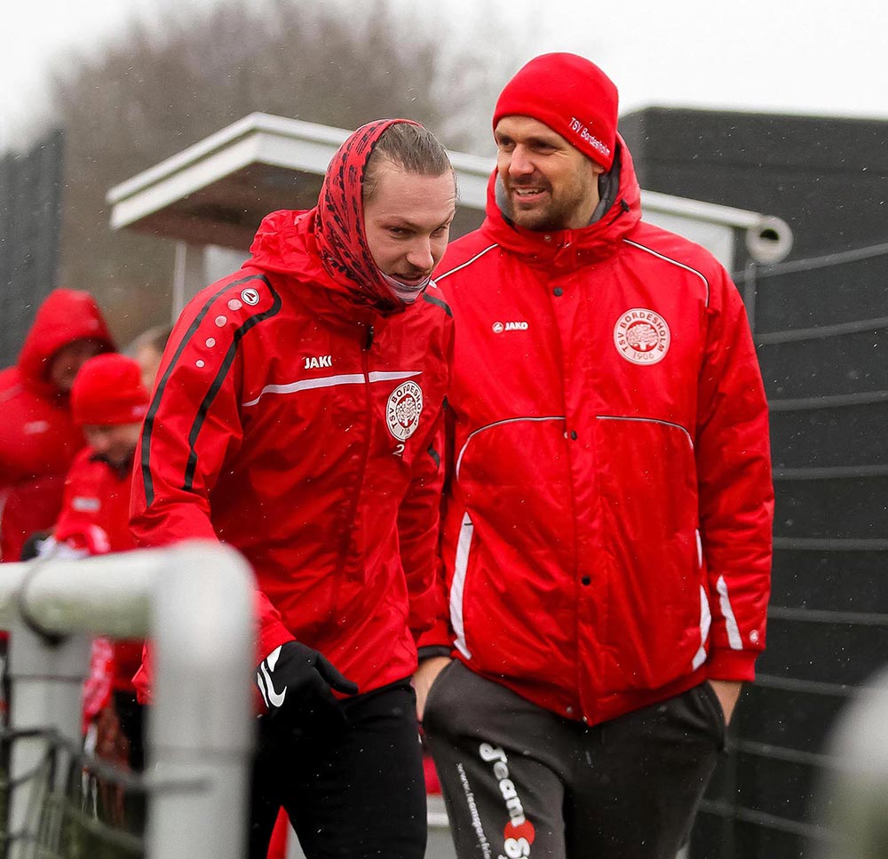 Cheftrainer Björn Sörensen (re.) darf sich zurecht freuen - sein TSV Bordesholm gewann gegen einen Aufstiegsfavoriten. © Ismail Yesilyurt
