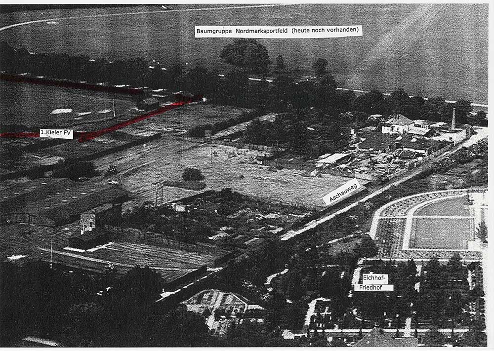 Fast wären von hier auch Deutsche Meister gekommen: Links lila umrandet der Fußballplatz des 1. Kieler FV. Zum Zeitpunkt des Fotos 1926 ist er schon im Besitz des KMTV. Man erkennt am Eingang Geräteschuppen und Umkleidehäuschen. Gegenüber auf dem Norder die noch heute existente Baumgruppe, die die Standortbestimmung des Platzes heute sehr erleichtert. Fast wären von hier auch Deutsche Meister gekommen: Links lila umrandet der Fußballplatz des 1. Kieler FV. Zum Zeitpunkt des Fotos 1926 ist er schon im Besitz des KMTV. Man erkennt am Eingang Geräteschuppen und Umkleidehäuschen. Gegenüber auf dem Norder die noch heute existente Baumgruppe, die die Standortbestimmung des Platzes heute sehr erleichtert.