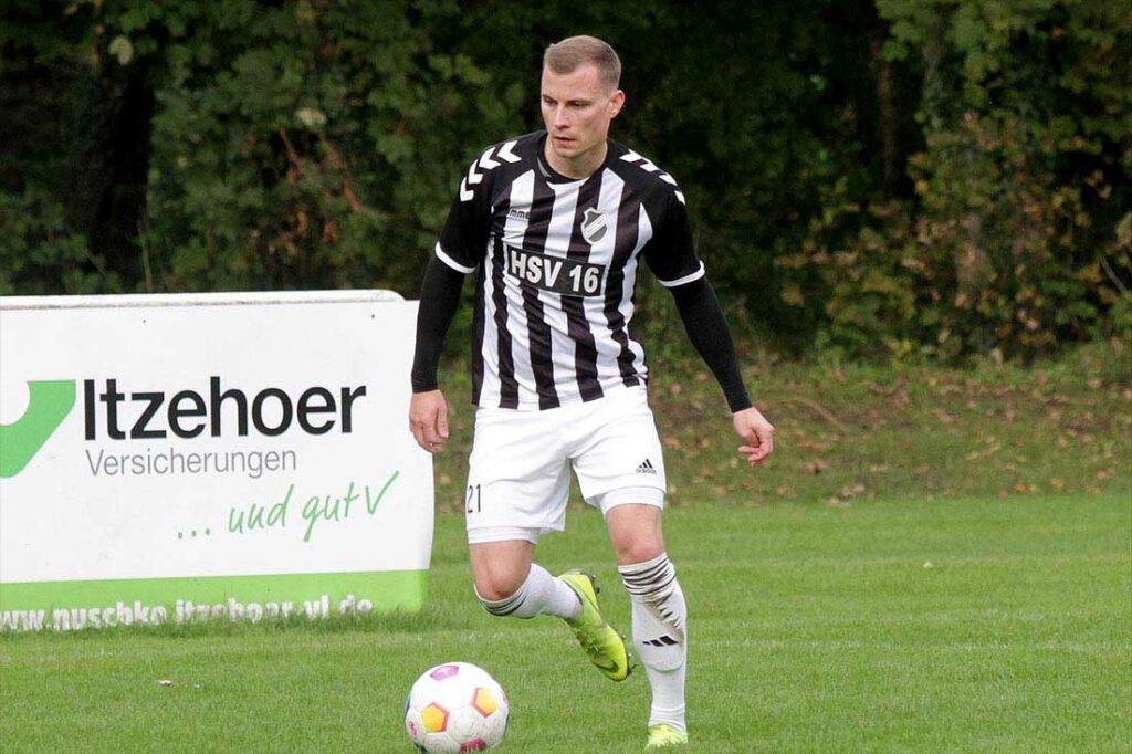 Das 2:1 durch Yannick Meenken (Heikendorfer SV) ist der wichtigste Schritt zum Erfolg im Derby gegen den SVE Comet. © 2023 Ismail Yesilyurt