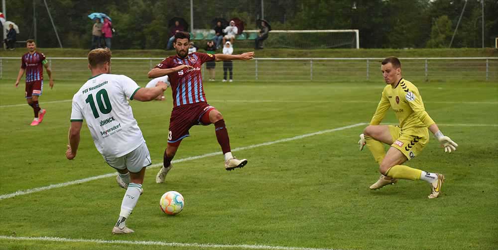 Diese Torchance für Mika Jöhnck (in weiss, PSV Neumünster) geht am langen Pfosten vorbei. © 2023 Olaf Wegerich Diese Torchance für Mika Jöhnck (in weiss, PSV Neumünster) geht am langen Pfosten vorbei. © 2023 Olaf Wegerich