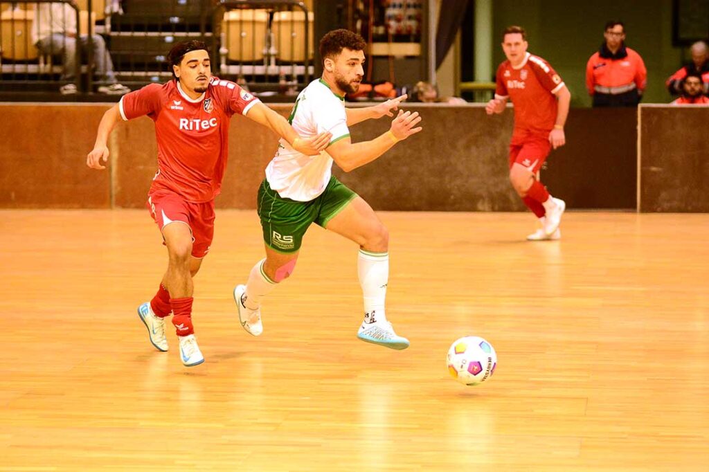 Youssef Bouzoumita (re.) und der PSV Neumünster ziehen im Halbfinale gegen die SG BR Holstein den Kürzeren. © 2025 Olaf Wegerich
