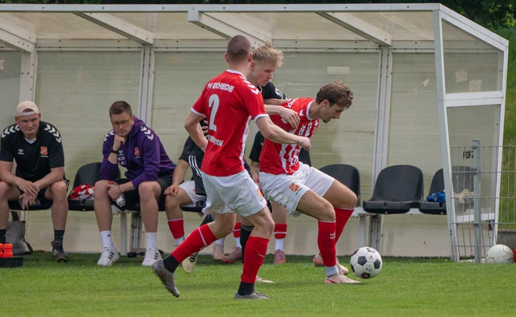 Hendrik Fleige (Heider SV) bedrängt den Doppeltorschützen Albin Nishori (SV Eichede). © 2026 Volker Schlichting.
