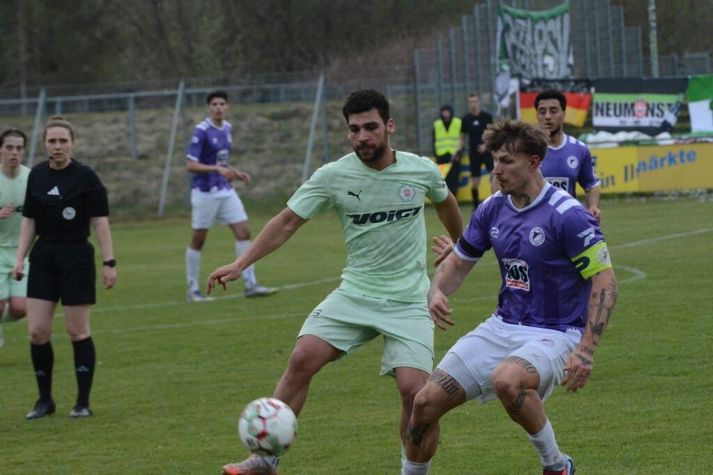 Youssef Bouzoumita (PSV Neumünster) gegen Kenny Korup (VfR Neumünster).  © 2026 Olaf Wegerich