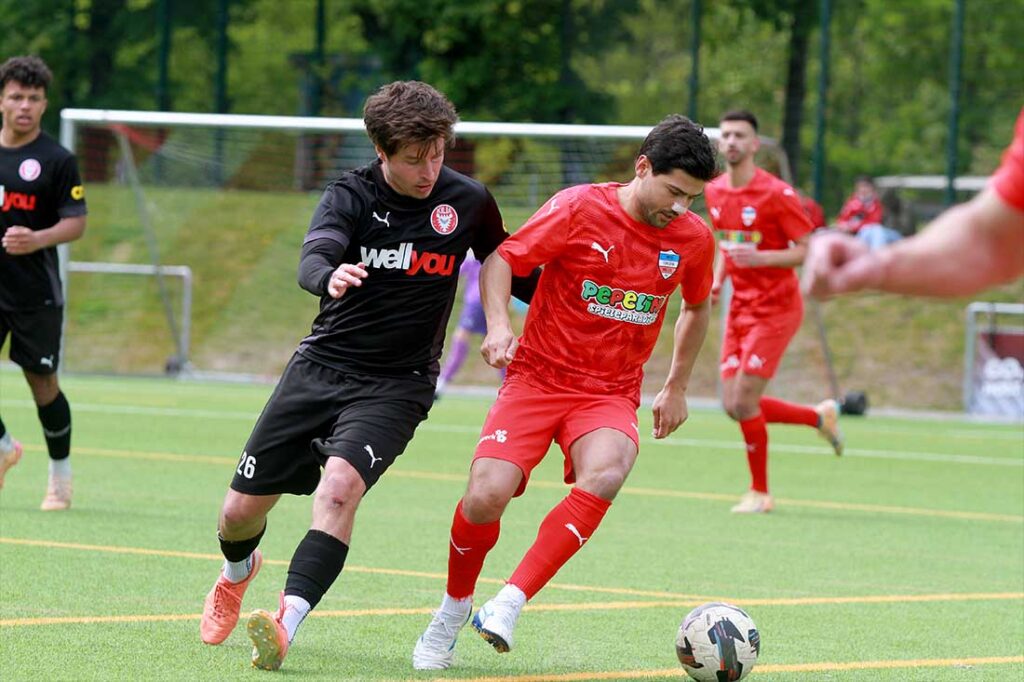Zwei, die sich aus Holstein- und Kilia-Zeiten gut kennen - Philipp Spohn (li., Kilia) und Rezan Acer (re., Inter Türkspor). © 2026 Ismail Yesilyurt
