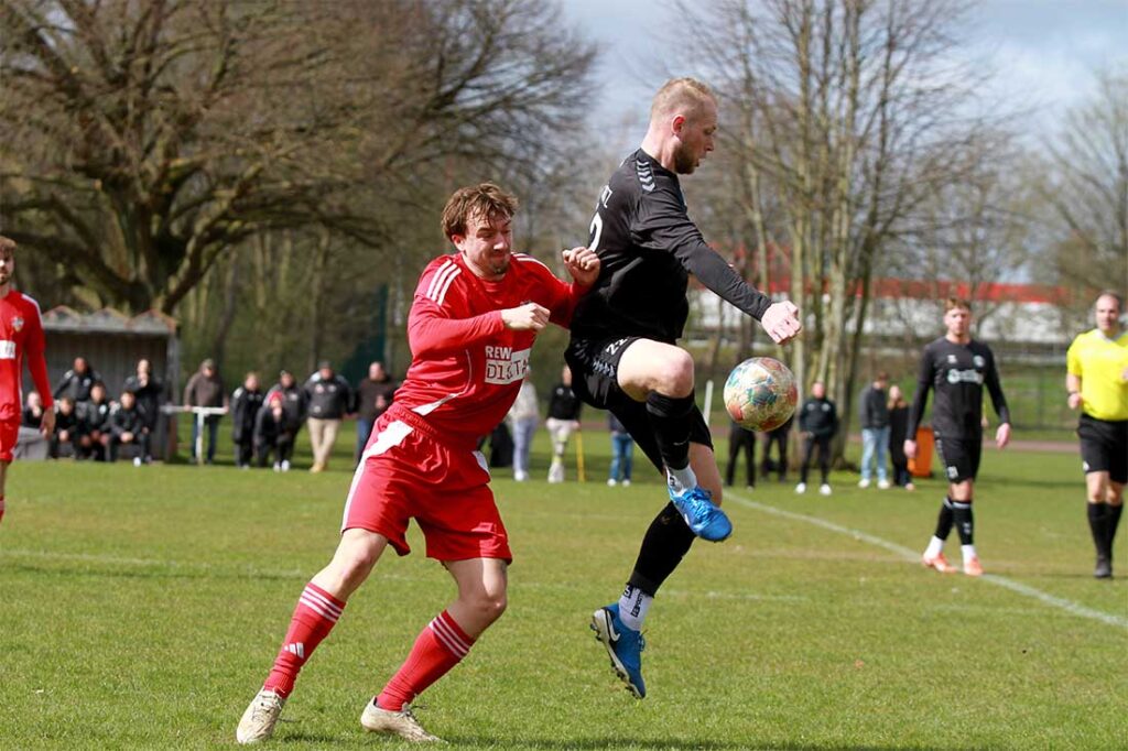 Justin Toth (SVG Pönitz), mit perfekter Ballannahme gegen Yannick Boisen, hatte eine gute Chance zum 1-1 gegen den Kieler MTV. © 2026 Ismail Yesilyurt