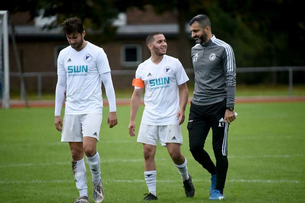 Ihab Hathat (mitte, VfR Neumünster) darf gut lachen - dem Edeltechniker des VfR Neumünster gelangen die Treffer zum Sieg Rechts Coach Abdulselam Yilmaz, links Arian Jashari. © 2022 Olaf Wegerich