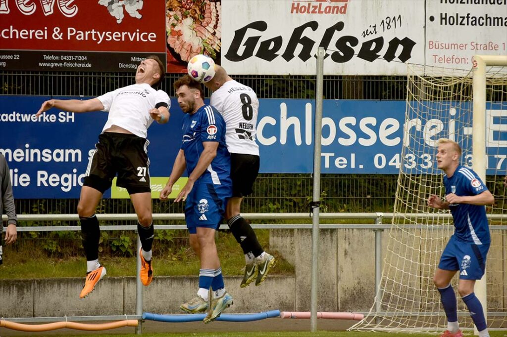 Florian Kuklinski (Rotenhof) im Kopfballduell mit Jonah Gieseler (li) u. Steffen Neelsen (Heide). © 2025 Olaf Wegerich