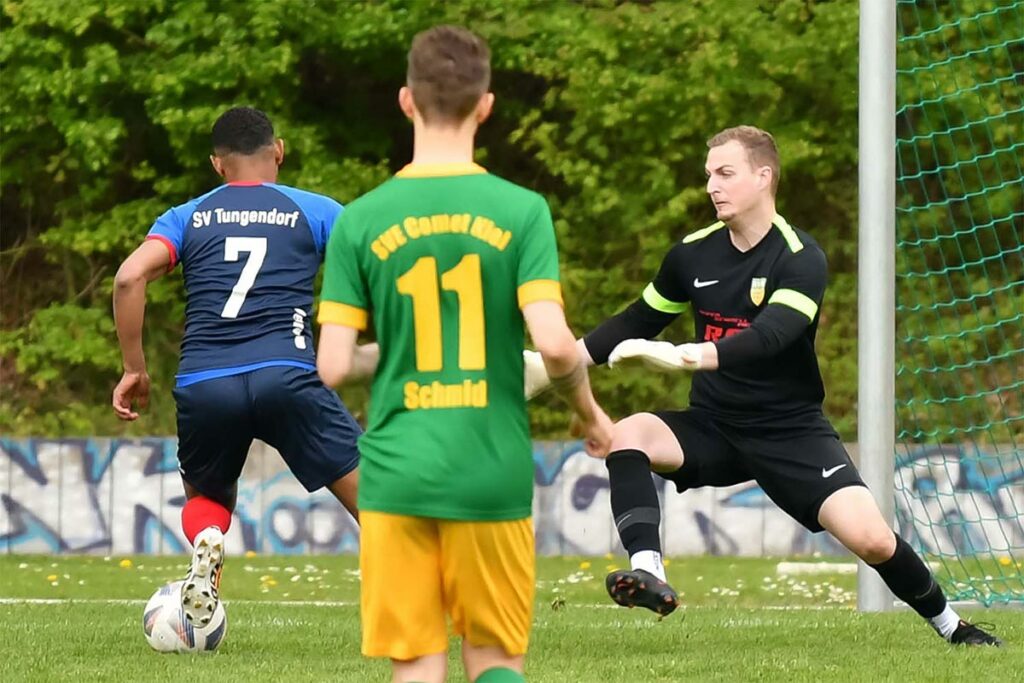 Der letzte Streich des SVT – Mohamed Atmouri umkurvt SVE-Keeper Lukas Losch. © Jörg Moritz Der letzte Streich des SVT - Mohamed Atmouri umkurvt SVE-Keeper Lukas Losch. © Jörg Moritz