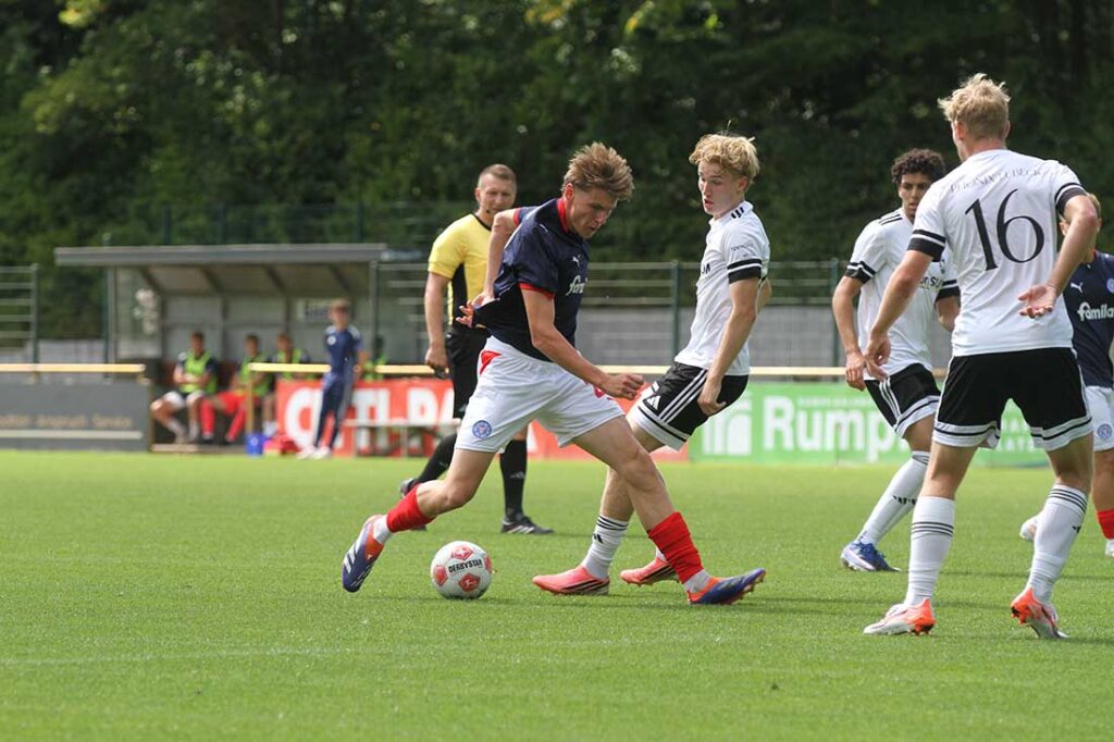 Linksverteidiger Maximilian Apelt (Holstein Kiel II) mit Offensivdrang vor der gegnerischen Box. © 2026 Ismail Yesilyurt Linksverteidiger Maximilian Apelt (Holstein Kiel II) mit Offensivdrang in der (. © 2026 Ismail Yesilyurt