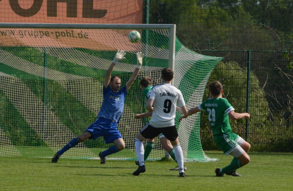 Boern Ehlers (TuRa Meldorf) mit einer Riesenchance gegen Yannick Holtz (Todenbüttel). © 2026 Olaf Wegerich Boern Ehlers (TuRa Meldorf) mit einer Riesenchance gegen Yannick Holtz (Todenbüttel). © 2026 Olaf Wegerich