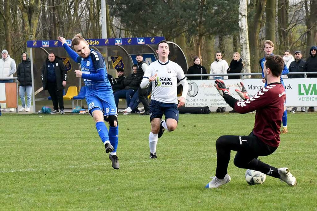 Der 23-fache Saisontorschütze Lucas Seefeldt (Jevenstedt) scheitert an Torhüter Simon Tanneberger (Bramstedt). © 2024 Olaf Wegerich