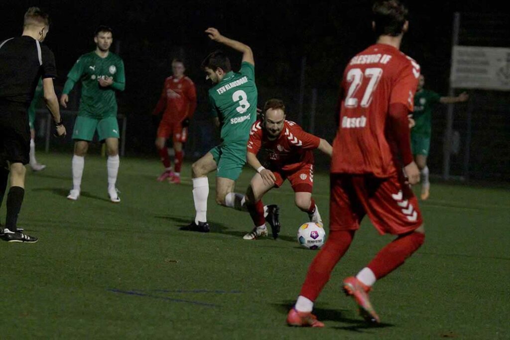 Der wendige Cedrich Nielsen (Slesvig IF) hat Tobias Schnoor (TSV Klausdorf) ins Leere lassen laufen. © 2023 Ismail Yesilyurt