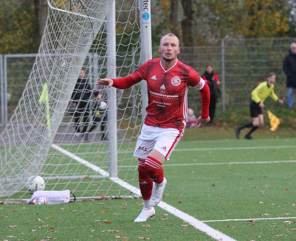 Yannick Wolf ist bereit für die Jubelparty nach dem wichtigen Führungstreffer
