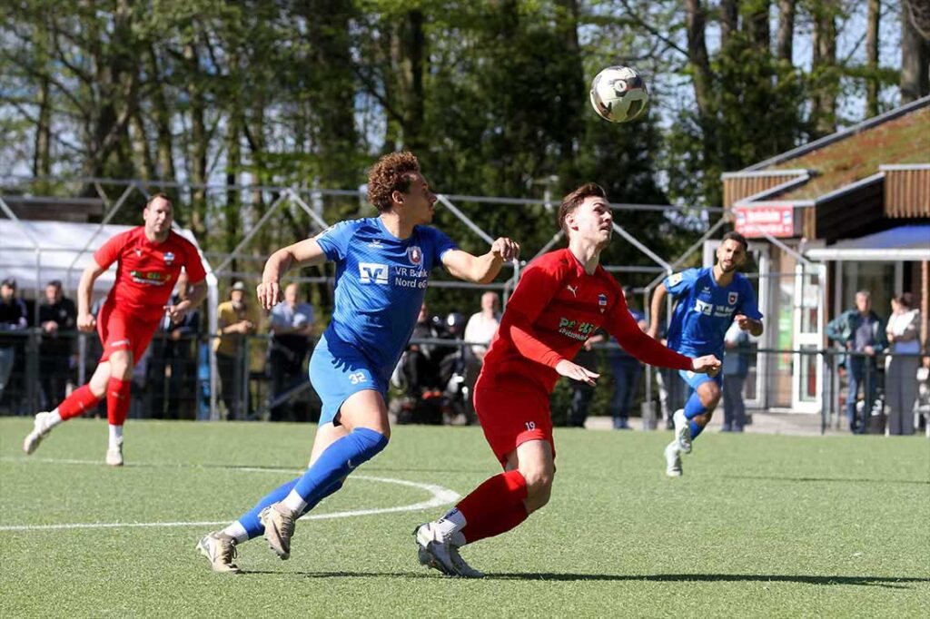 Jan Böhnert (TSV Friedrichsberg), der hier von Moritz Haye (Inter Türkspor Kiel) abgefangen wird, ist per Elfmeter erfolgreich. © 2025 Ismail Yesilyurt