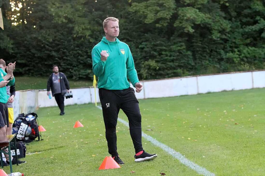 Trainer Steve Frank (SVE Comet Kiel) darf nach einem Happy End die Faust ballen. © 2024 Ismail Yesilyurt.jpg Trainer Steve Frank (SVE Comet Kiel) darf nach einem Happy End die Faust ballen. © 2024 Ismail Yesilyurt.jpg