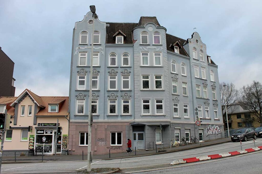 Schon großstädtisch: Im Erdgeschoss unten links befand sich das „Café Ehmcke“, das erste Vereinslokal des THW. © 2025 youkick. Schon großstädtisch: Im Erdgeschoss unten links befand sich das "Café Ehmcke", das erste Vereinslokal des THW.