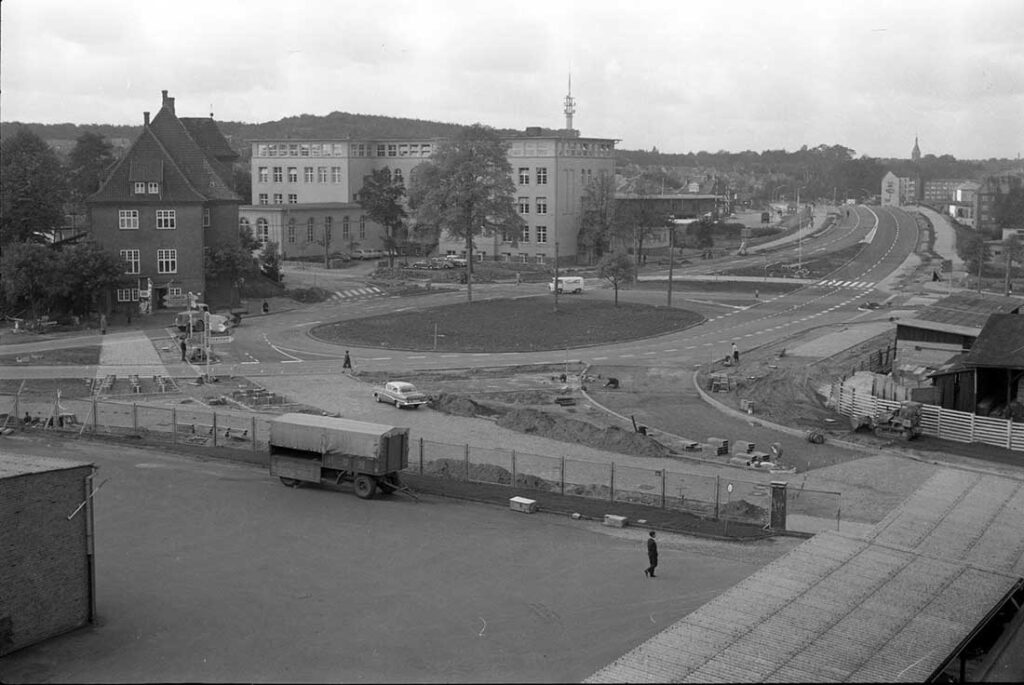 Links die Seitenansicht des Kleinbahnhofs am Joachimsplatz, hinten die Fröbelschule. © Stadt Kiel Links die Seitenansicht des Kleinbahnhofs am Joachimsplatz, hinten die Fröbelschule. © Stadt Kiel