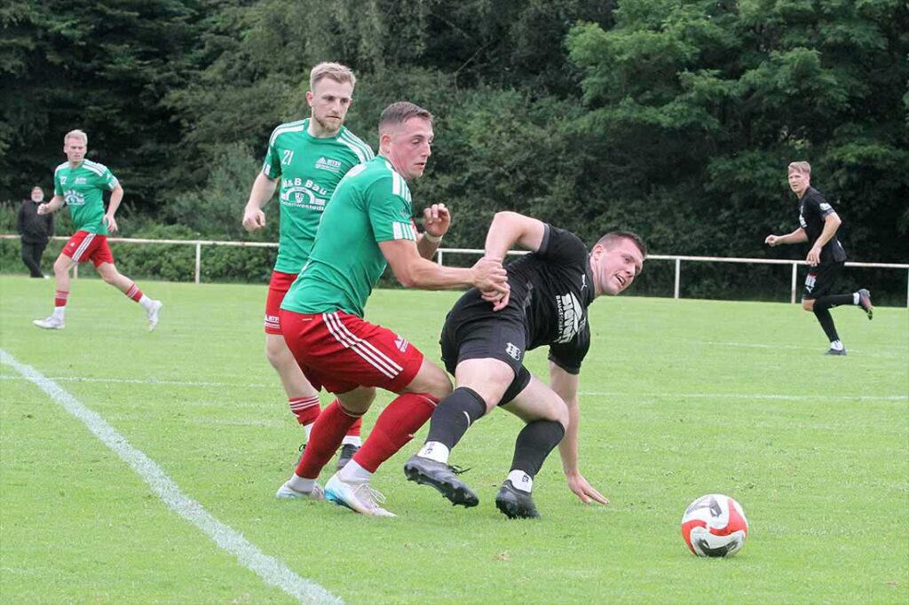 Henrik Schnoor (vorne) und  Jorit Rathje (MTSV Hohenwestedt) gegen Nils Wölki (Eckernförder SV). © 2025 Ismail Yesilyurt